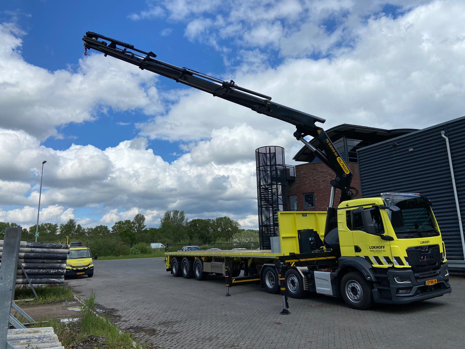 Extendable Floor Semi-Trailer Unburdens Lokhoff at the Placement of ...